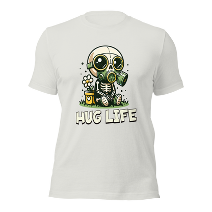 Silber farbendes Unisex T-Shirt mit kleinem Skelettmännchen mit Gasmaske und dem Schriftzug Hug Life