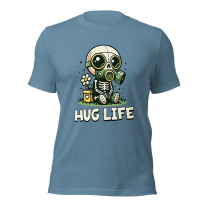 Stahlblaues Unisex T-Shirt mit kleinem Skelettmännchen mit Gasmaske und dem Schriftzug Hug Life