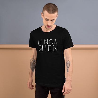 Mann trägt schwarzes Unisex T-Shirt mit If Not Now When Then Print