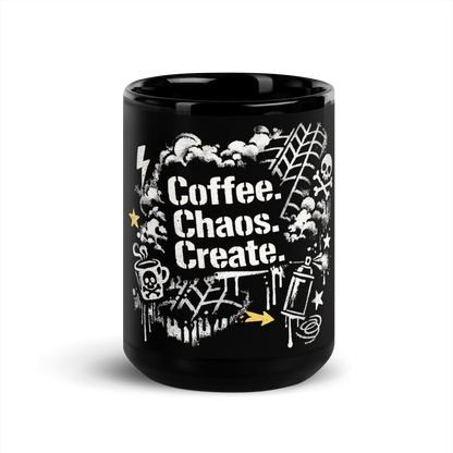 Schwarze Tasse mit Coffee & Chaos Design, Reifenprofil-Details und urbanem Graffiti-Vibe