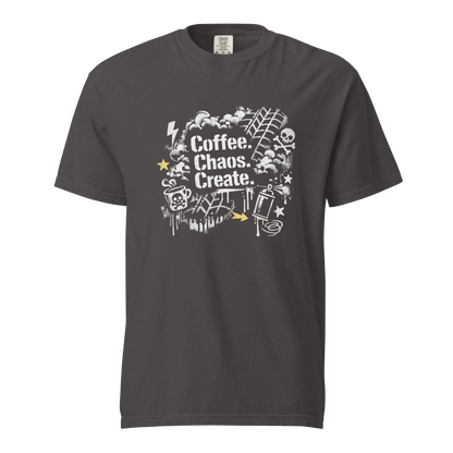 Graues Street-Art T-Shirt mit Coffee & Chaos Design, Reifenprofil-Details und urbanem Graffiti-Vibe.