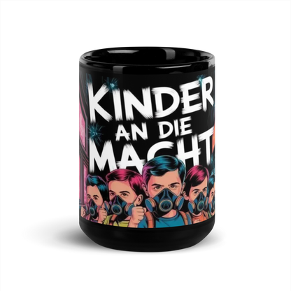 Frontansicht Schwarze Tasse mit Kinder an die Macht Schriftzug und Kindern mit Gasmasken
