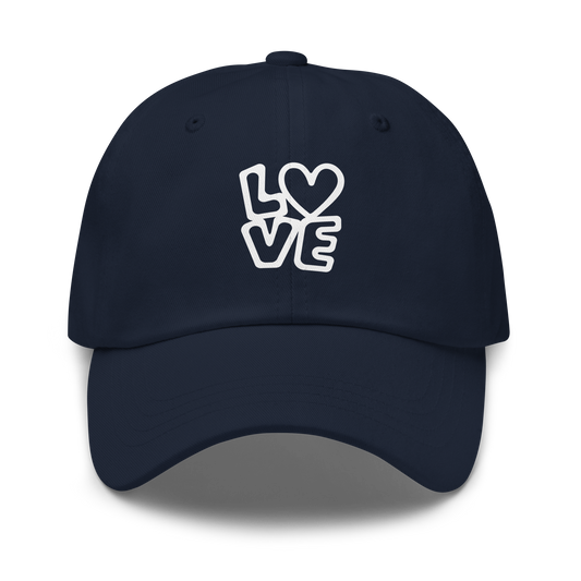 Navy Cap mit LOVE Print bei dem das O durch ein Herz ersetzt ist
