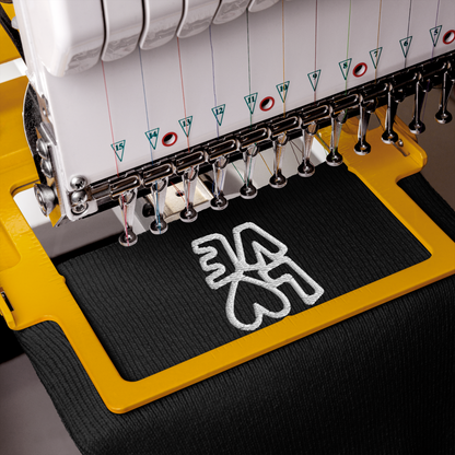 Stickmaschine stickt LOVE