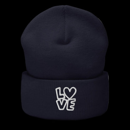 Navy Beanie mit LOVE Stickerei bei dem das O durch ein Herz ersetzt ist
