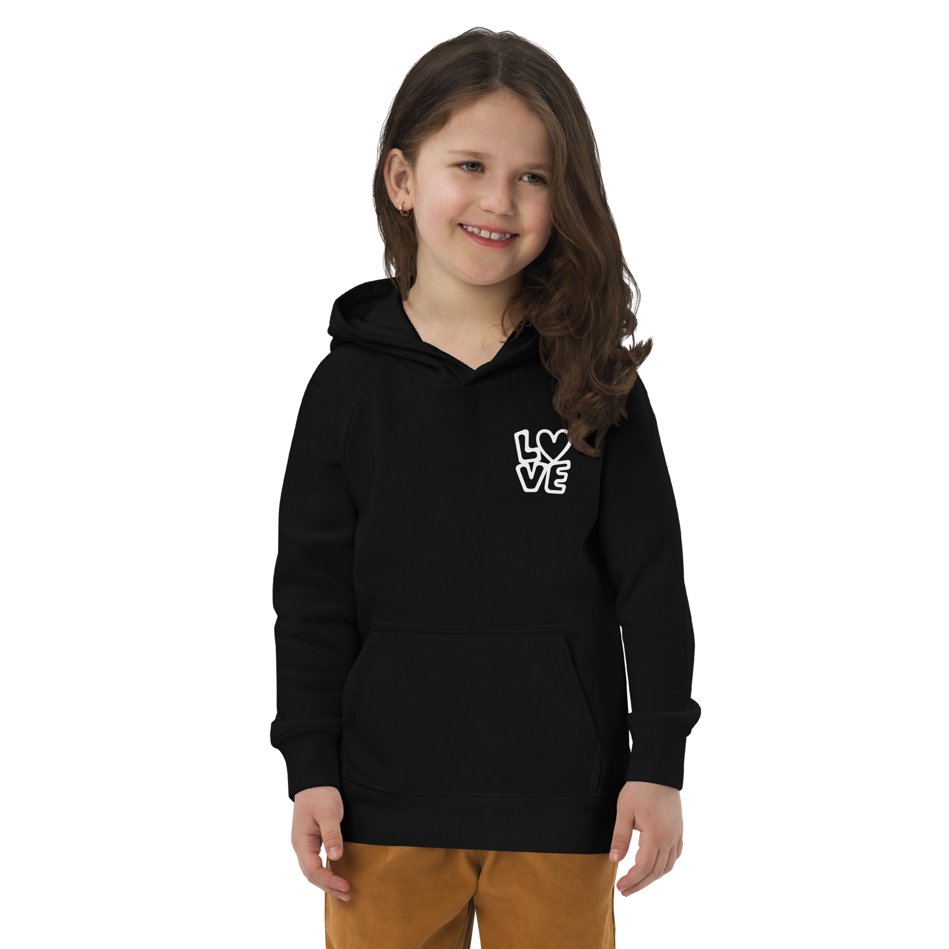Mädchen trägt schwarzen Hoodie mit LOVE Print bei dem das O durch ein Herz ersetzt ist