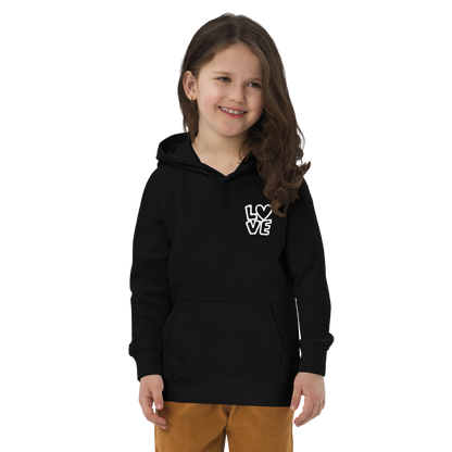 Mädchen trägt schwarzen Hoodie mit LOVE Print bei dem das O durch ein Herz ersetzt ist
