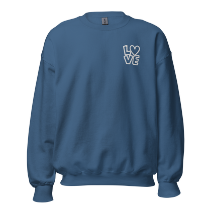 Indigo blauer Hoodie mit LOVE Stickerei bei dem das O durch ein Herz ersetzt ist