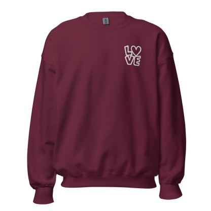 Kastanienroter Hoodie mit LOVE Stickerei bei dem das O durch ein Herz ersetzt ist