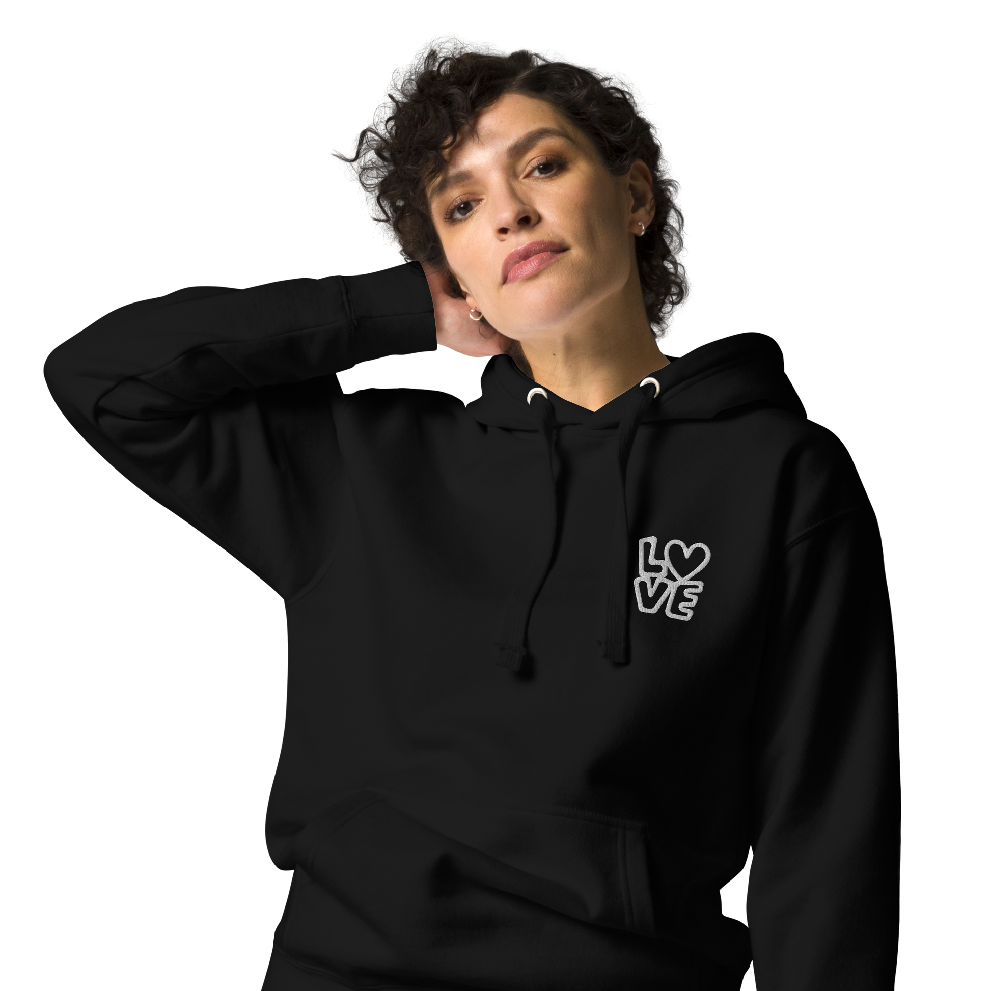 Frau trägt schwarzen Hoodie mit kleinem gestickten LOVE bei dem das O durch Herz ersetzt ist