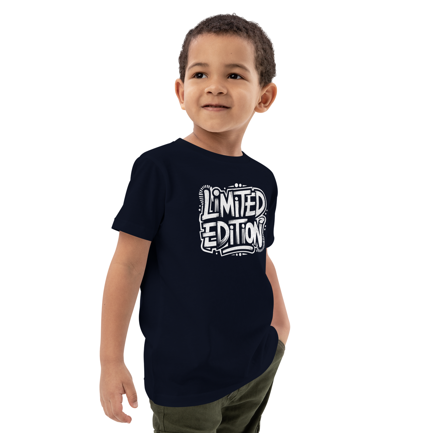 Junge trägt navy Unisex T-Shirt mit Limited Edition Print