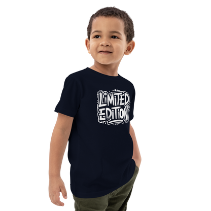 Junge trägt navy Unisex T-Shirt mit Limited Edition Print