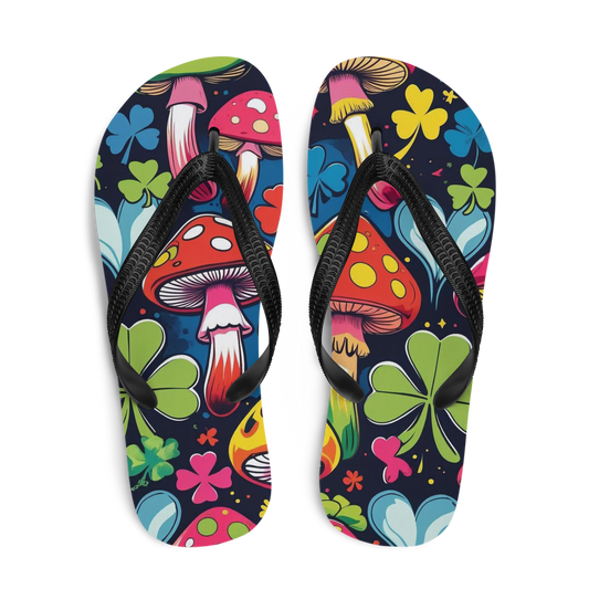 Flip-Flops mit bunten Fliegenpilzen und Kleeblättern bedruckt