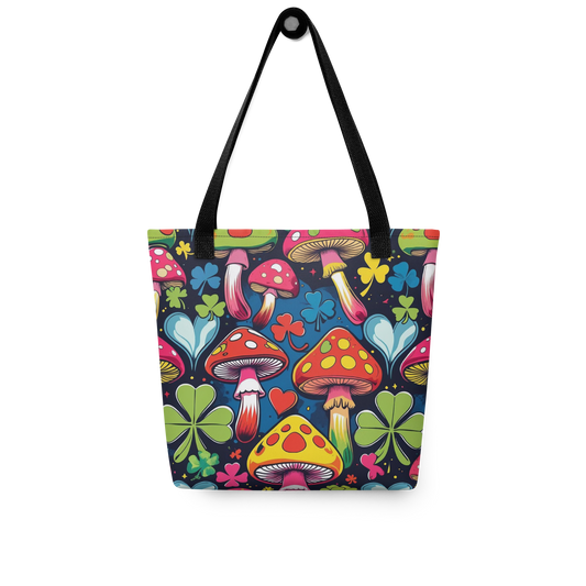 All Over Stoffbeutel mit bunten Fliegenpilzen und Kleeblättern bedruckt