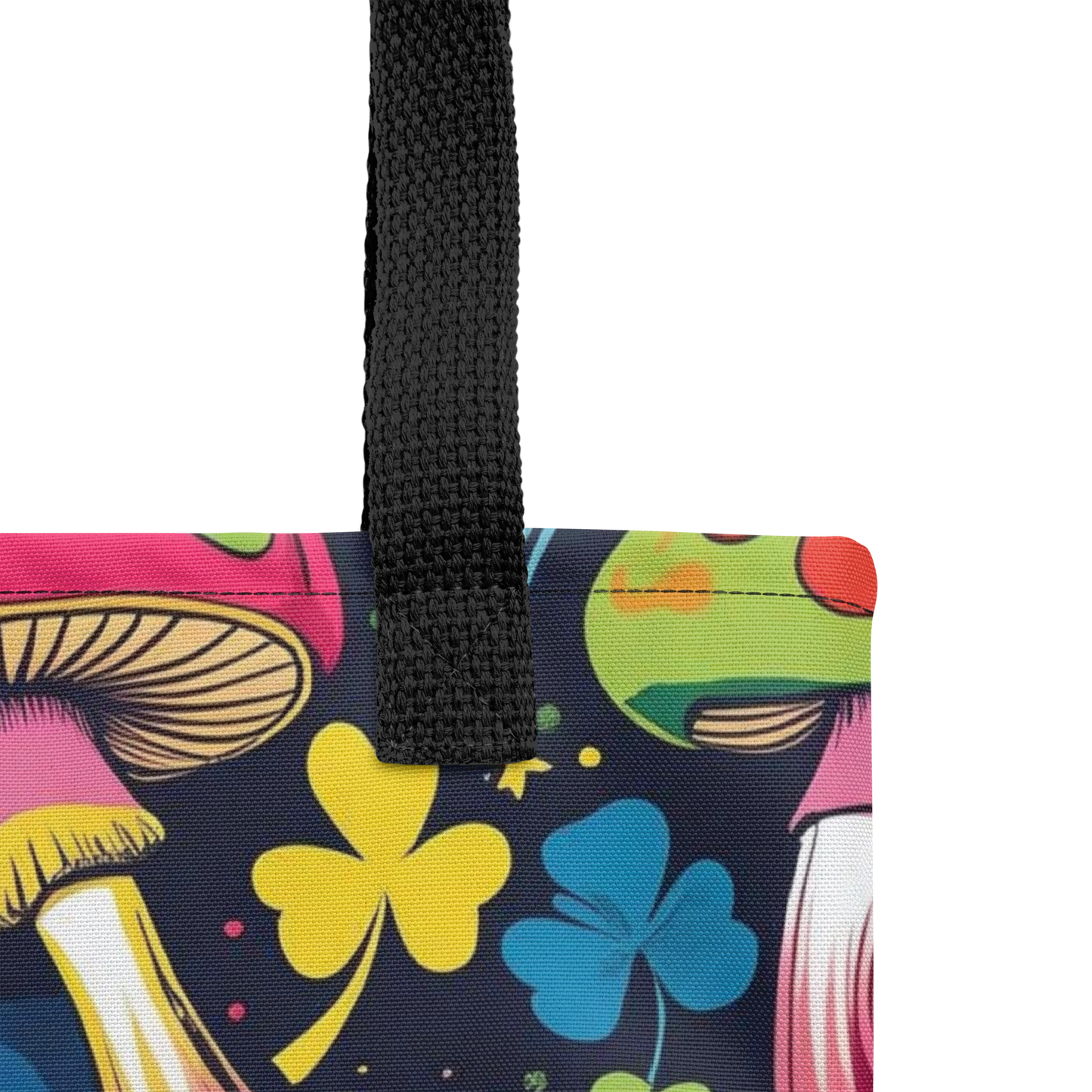 Detailansicht All Over Stoffbeutel mit bunten Fliegenpilzen und Kleeblättern bedruckt