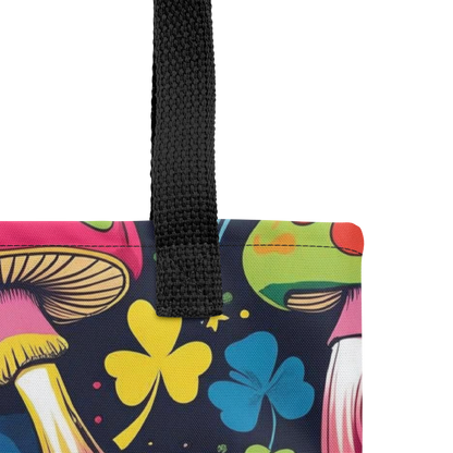 Detailansicht All Over Stoffbeutel mit bunten Fliegenpilzen und Kleeblättern bedruckt