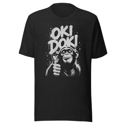 Heather schwarzes T-Shirt mit Affen der Daumen hoch zeigt und den Worten Oki Doki im Graffiti Style