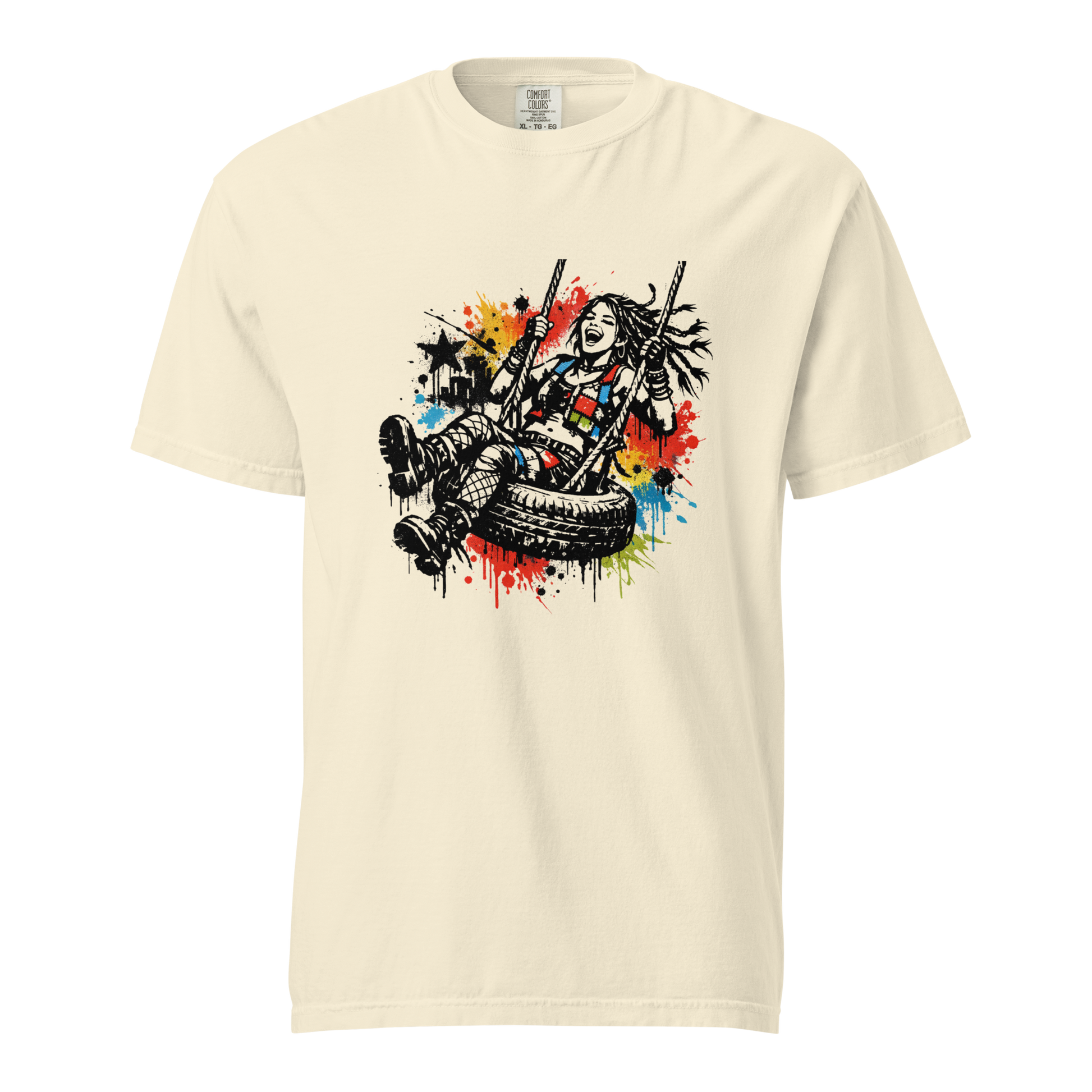 Creme farbendes T-Shirt mit lachender Hippie Frau die auf einem Autoreifen schaukelt. Bunte Farbleckse drum herum im Streetart Stencil Style.