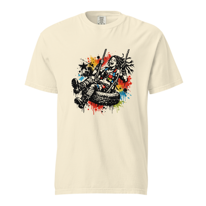 Creme farbendes T-Shirt mit lachender Hippie Frau die auf einem Autoreifen schaukelt. Bunte Farbleckse drum herum im Streetart Stencil Style.