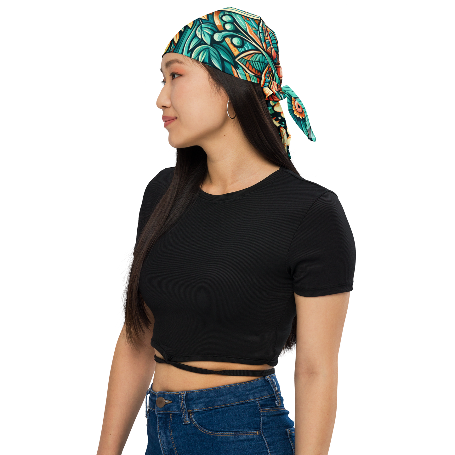 Frau trägt Bandana mit buntem blau orangenem Blumenmuster