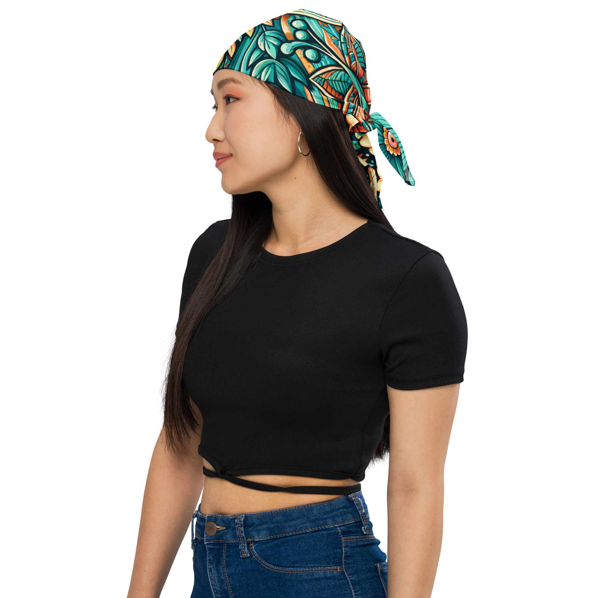 Frau trägt Bandana mit buntem blau orangenem Blumenmuster