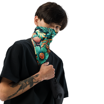 Mann trägt Bandana mit buntem blau orangenem Blumenmuster