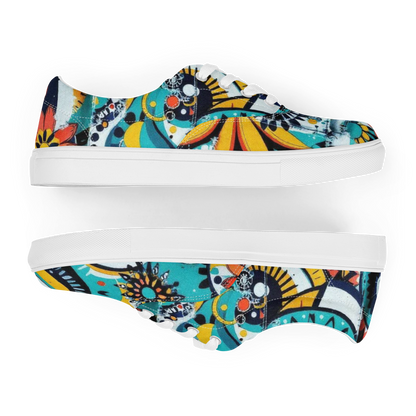 Bunte Sneaker mit abstraktem Muster im urbanem Stil und weißem Gummirand Seitenansicht