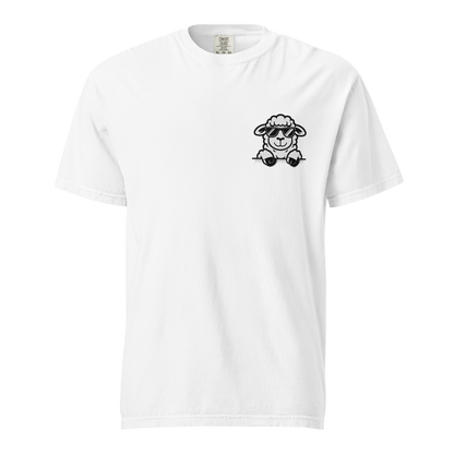 Weißes T-Shirt mit Schaf das aus imaginärer Tasche guckt