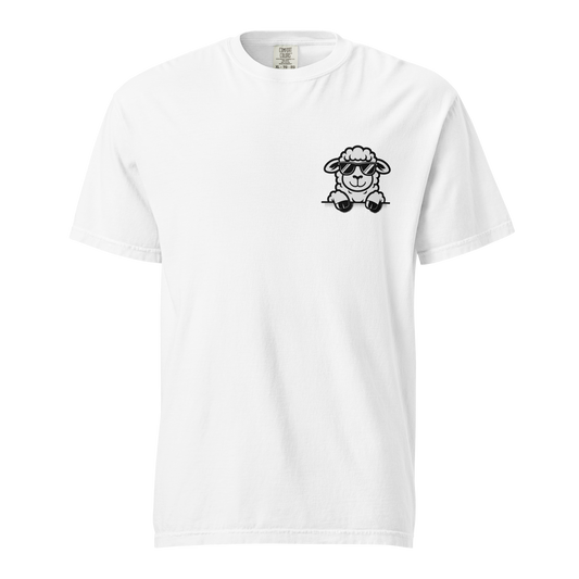 Weißes T-Shirt mit Schaf das aus imaginärer Tasche guckt