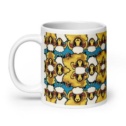 Große weiße Tasse mit bunten weißen und goldenen Schafen Ansicht links