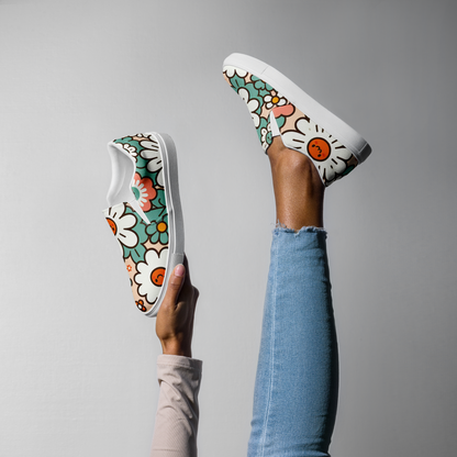 Product mockup Slip Ons mit buntem Blumenmuster und weißem Gummirand Seitanansicht