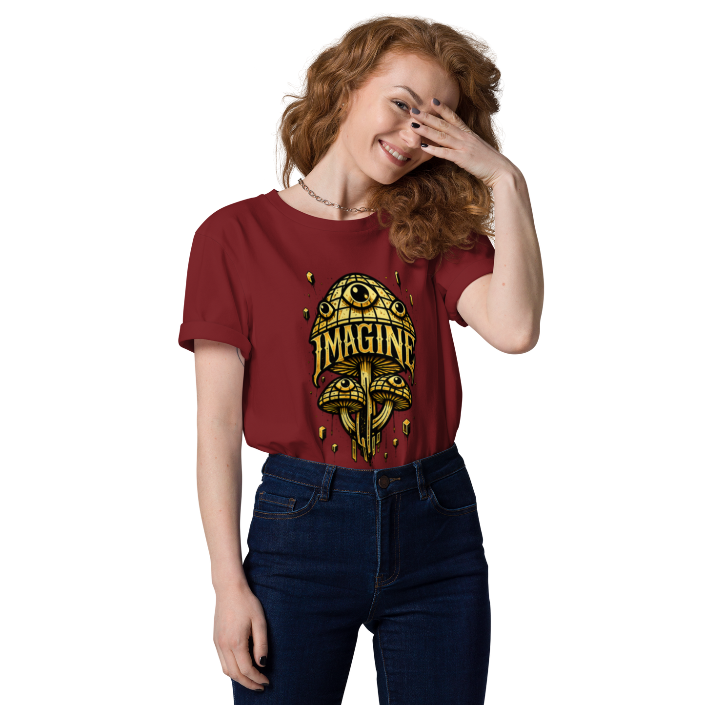 Frau trägt Burgund farbendes T-Shirt mit goldenen Pilzen mit Augen bedruckt und dem Schriftzug Imagine