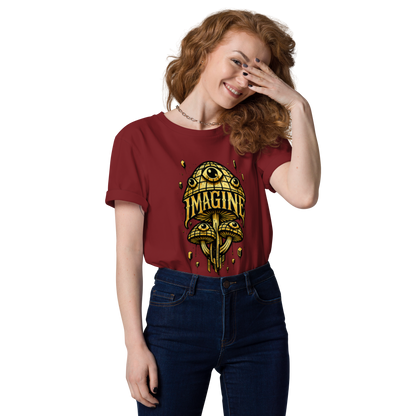Frau trägt Burgund farbendes T-Shirt mit goldenen Pilzen mit Augen bedruckt und dem Schriftzug Imagine