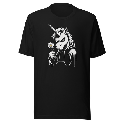 Schwarzes T-Shirt mit Einhorn das grimmig guckt und Gänseblümchen hält im Streetart Style