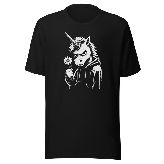 Schwarzes T-Shirt mit Einhorn das grimmig guckt und Gänseblümchen hält im Streetart Style