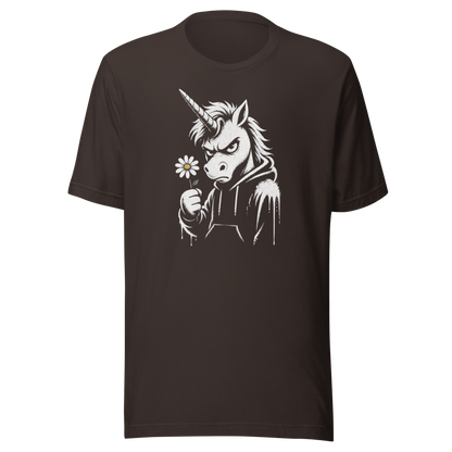 Braunes T-Shirt mit Einhorn das grimmig guckt und Gänseblümchen hält im Streetart Style