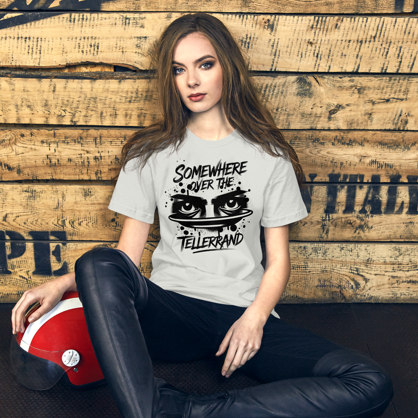 Frau trägt silber farbendes Unisex T-Shirt mit Somewhere over the Tellerrand Print und Augen die über Tellerrand schauen