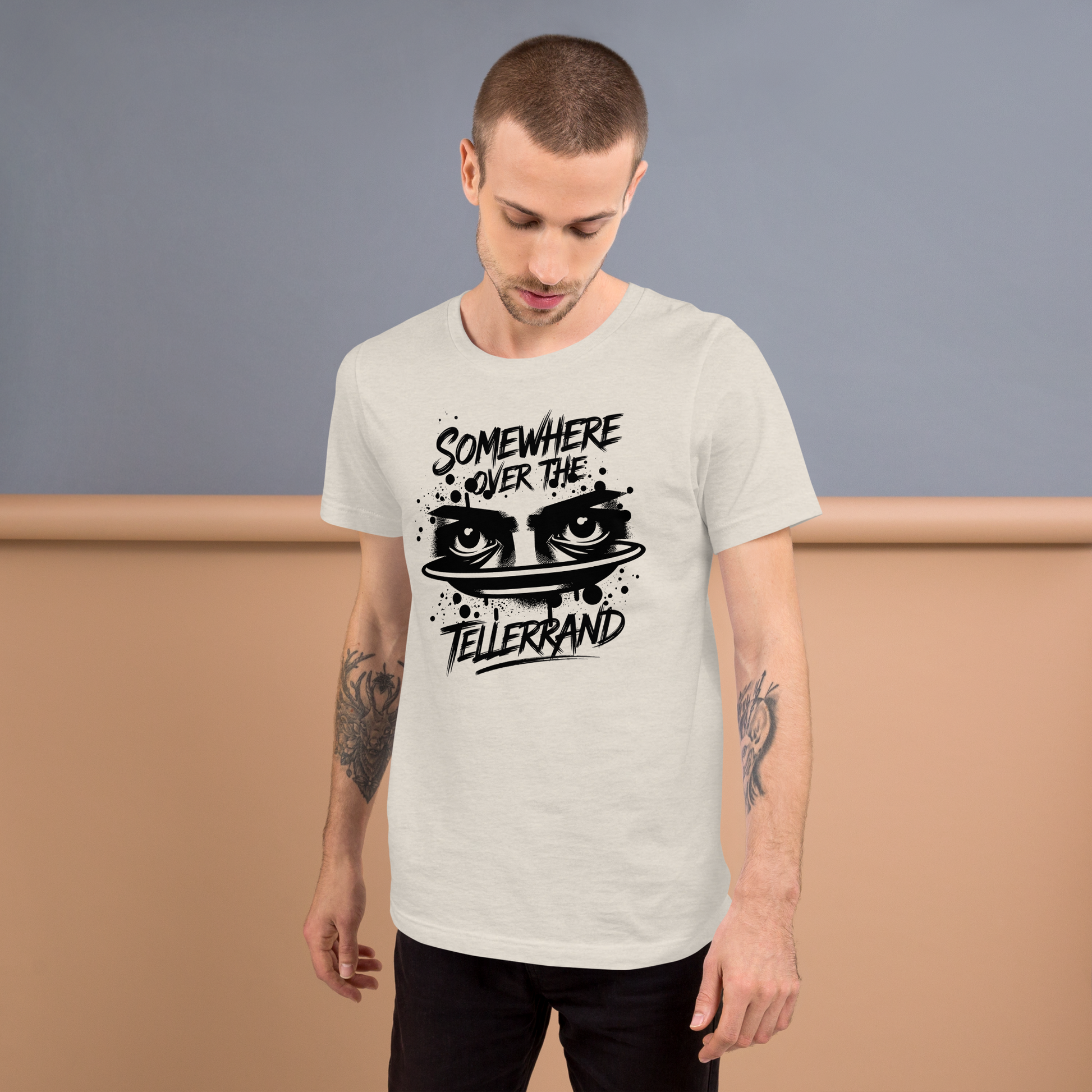 Mann trägt staubfarbendes Unisex T-Shirt mit Somewhere over the Tellerrand Print und Augen die über Tellerrand schauen