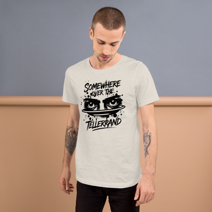 Mann trägt staubfarbendes Unisex T-Shirt mit Somewhere over the Tellerrand Print und Augen die über Tellerrand schauen