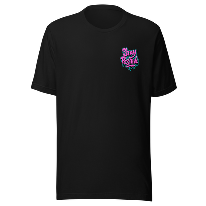 Schwarzes Unisex T-Shirt mit Stay Positive Schriftzug in Pink und blauer Outline mit Farbtropfen