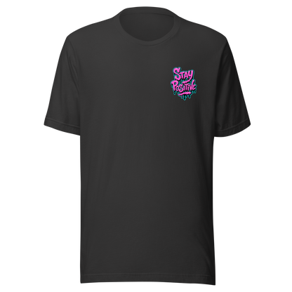 Graues Unisex T-Shirt mit Stay Positive Schriftzug in Pink und blauer Outline mit Farbtropfen