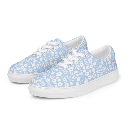 Seitenansicht Hellblaue Damen Sneaker mit weißem Blumenmuster