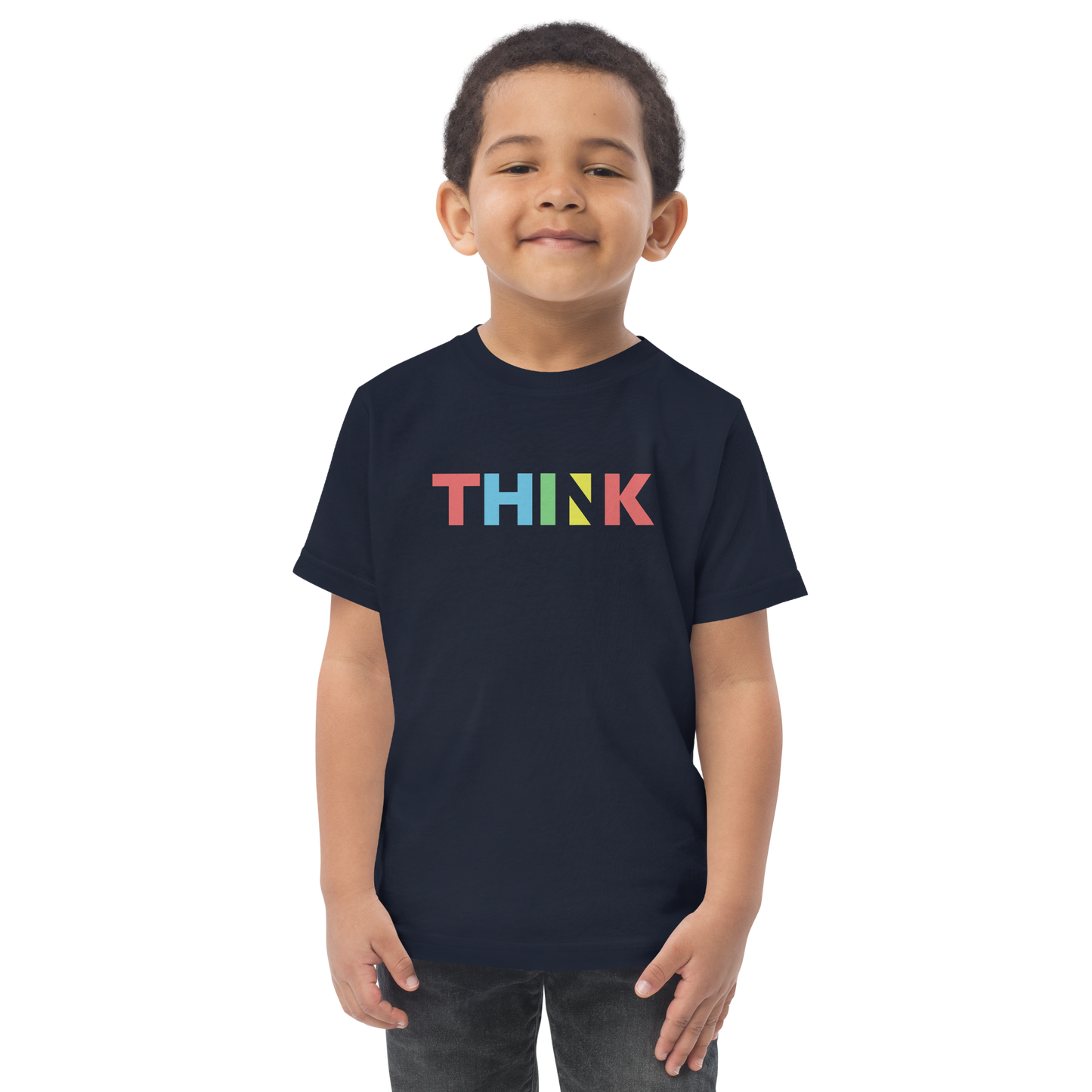 Junge trägt navy T-Shirt  mit buntem minimalistischem THINK Schriftzug