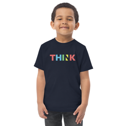 Junge trägt navy T-Shirt  mit buntem minimalistischem THINK Schriftzug