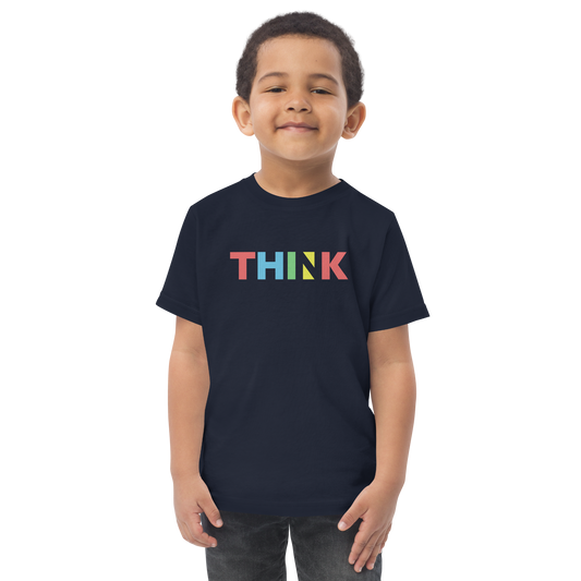 Junge trägt navy T-Shirt  mit buntem minimalistischem THINK Schriftzug