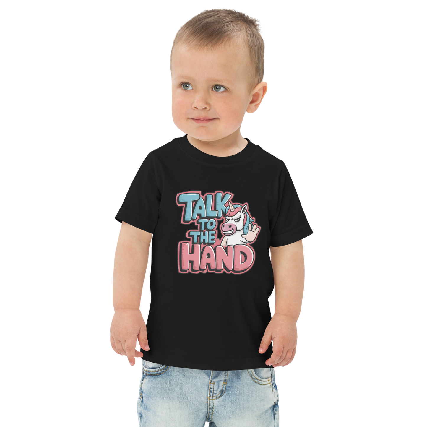 Junge trägt schwarzes T-Shirt mit Talk to the Hand Schriftzug und Einhorn das Hand zeigt