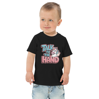 Junge trägt schwarzes T-Shirt mit Talk to the Hand Schriftzug und Einhorn das Hand zeigt