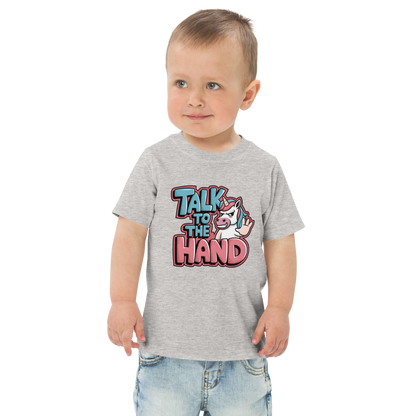 Junge trägt graues T-Shirt mit Talk to the Hand Schriftzug und Einhorn das Hand zeigt