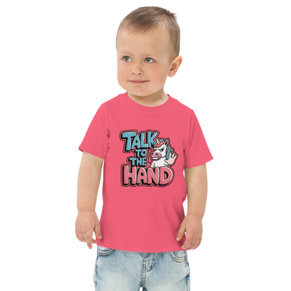 Junge trägt pinkes T-Shirt mit Talk to the Hand Schriftzug und Einhorn das Hand zeigt