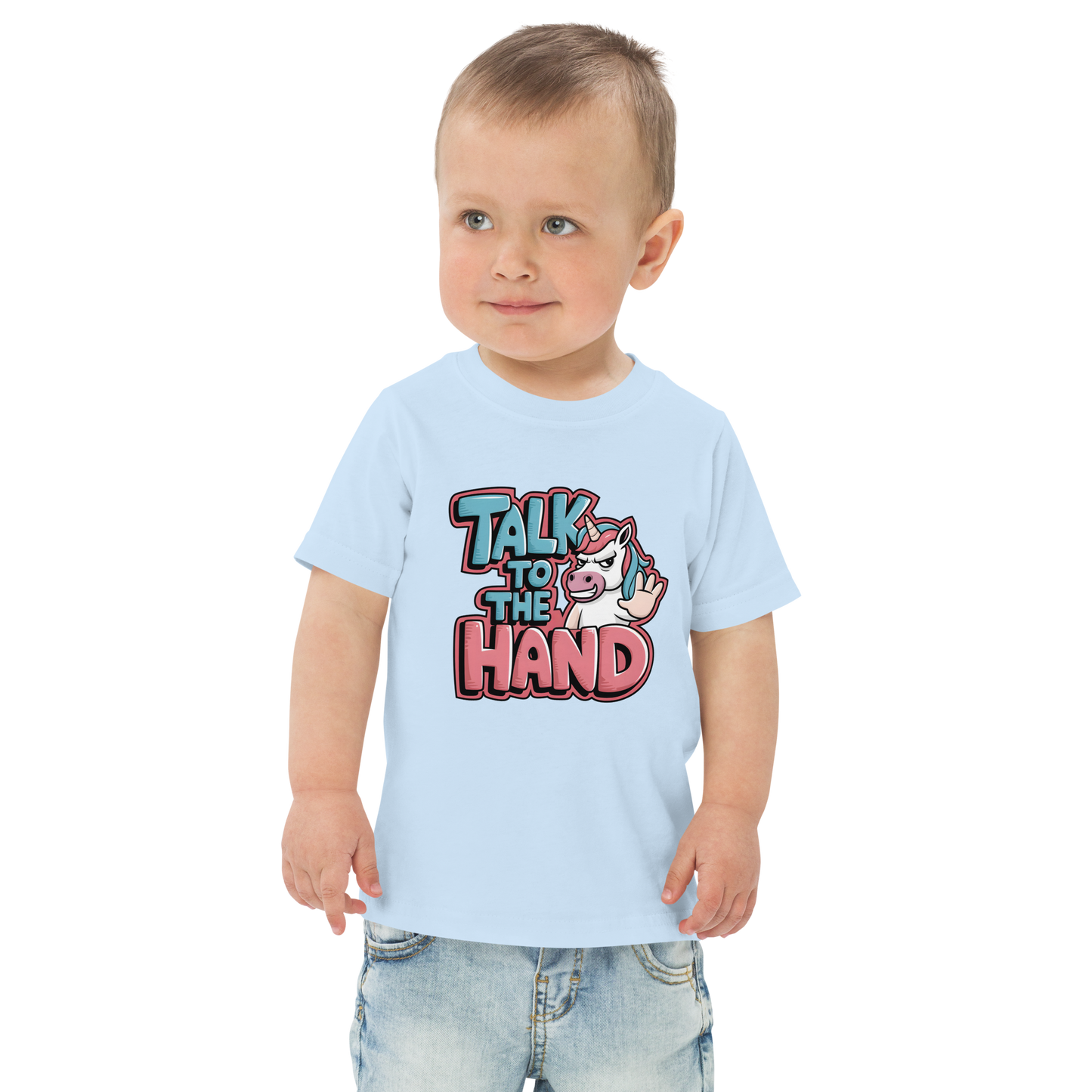 Junge trägt hellblaues T-Shirt mit Talk to the Hand Schriftzug und Einhorn das Hand zeigt